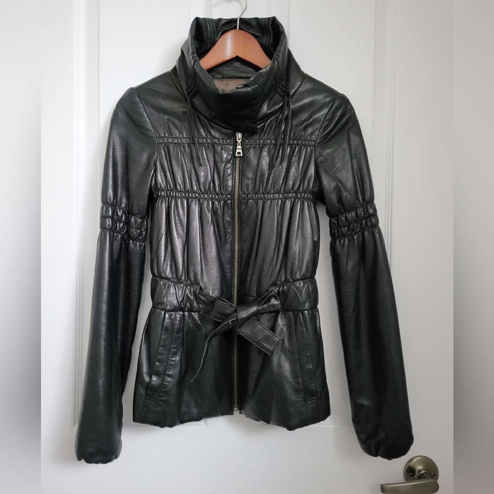 A beautiful, detailed shearling leather jacket🖤